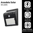 Luminária solar com 30 LEDs e sensor de presença.
