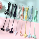 Fone de ouvido Macaron com fio, microfone e botão de chamada em cores sortidas.