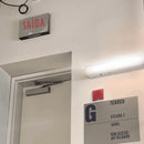 Luminária de emergência com 60 LEDs e bateria recarregável.