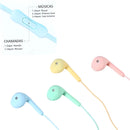 Fone de ouvido Macaron com fio, microfone e botão de chamada em cores sortidas.