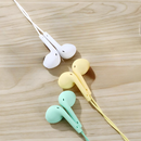 Fone de ouvido Macaron com fio, microfone e botão de chamada em cores sortidas.