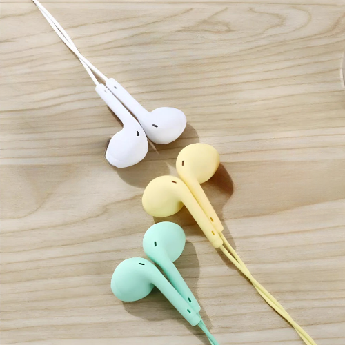 Fone de ouvido Macaron com fio, microfone e botão de chamada em cores sortidas.