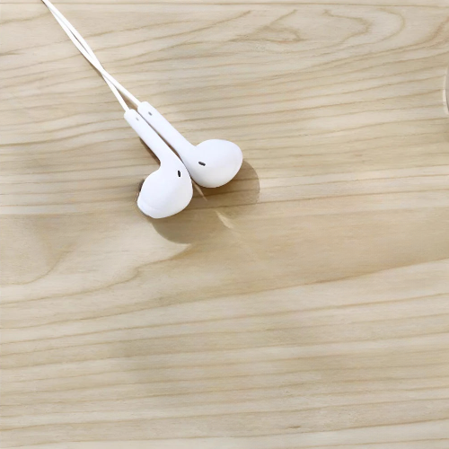 Fone de ouvido Macaron com fio, microfone e botão de chamada em cores sortidas.