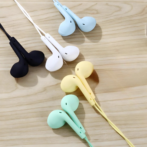 Fone de ouvido Macaron com fio, microfone e botão de chamada em cores sortidas.