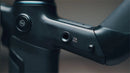 Gimbal FeiyuTech SCORP Mini 3 Pro com alça remota removível e rastreamento AI 4.0 para câmeras mirrorless, câmeras de ação e smartphones.