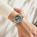 Relógio masculino mecânico automático com pulseira de aço inoxidável, modelo 2025, com detalhes em metal gravado, para uso casual ou empresarial, com luzes e resistência à água.