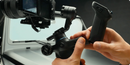 Gimbal FeiyuTech SCORP Mini 3 Pro com alça remota removível e rastreamento AI 4.0 para câmeras mirrorless, câmeras de ação e smartphones.