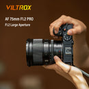 Lente VILTROX 27mm 75mm F1.2 para Fuji X, equivalente à lente Sony E 27mm 1.2, com foco automático e grande abertura, ideal para retratos em câmeras APS-C da Fujifilm.