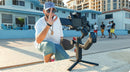 Gimbal FeiyuTech SCORP Mini 3 Pro com alça remota removível e rastreamento AI 4.0 para câmeras mirrorless, câmeras de ação e smartphones.