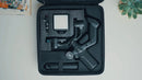 Gimbal FeiyuTech SCORP Mini 3 Pro com alça remota removível e rastreamento AI 4.0 para câmeras mirrorless, câmeras de ação e smartphones.