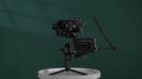 Gimbal FeiyuTech SCORP Mini 3 Pro com alça remota removível e rastreamento AI 4.0 para câmeras mirrorless, câmeras de ação e smartphones.