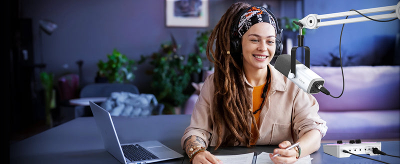 Microfone dinâmico FIFINE XLR/USB com entrada para fone de ouvido/RGB/mudo, microfone para gravação e streaming de jogos PS4/PS5 Ampligame AM8W