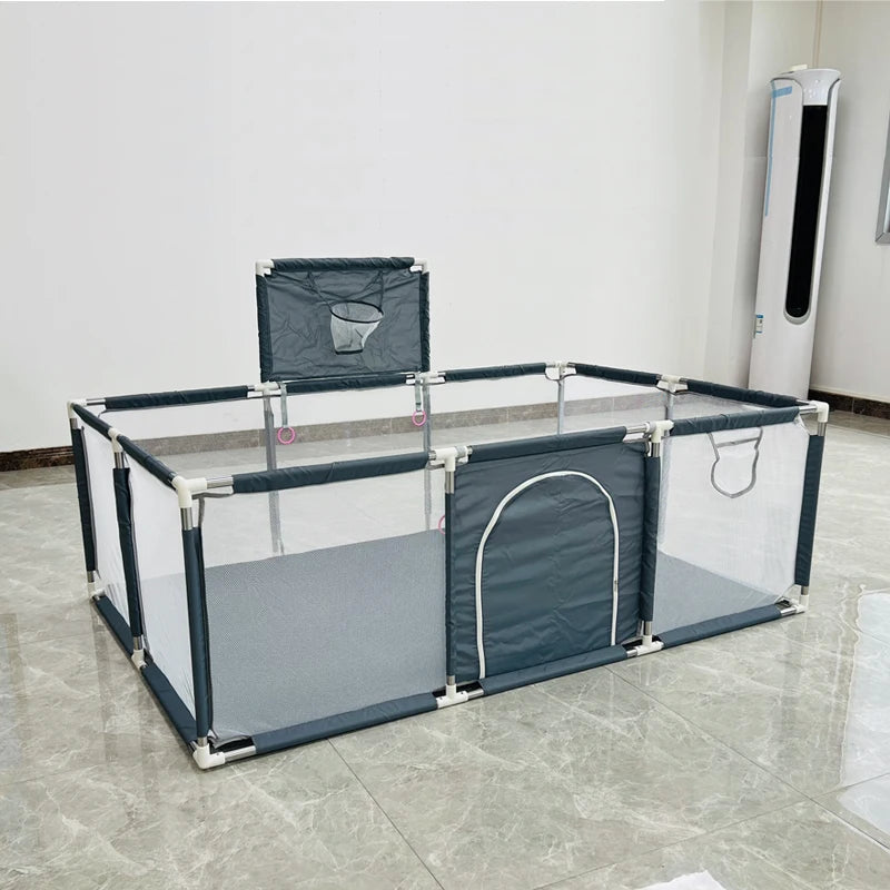 Cercado infantil IMBABY para uso interno, com barreira de segurança, piscina seca e área de recreação para crianças.